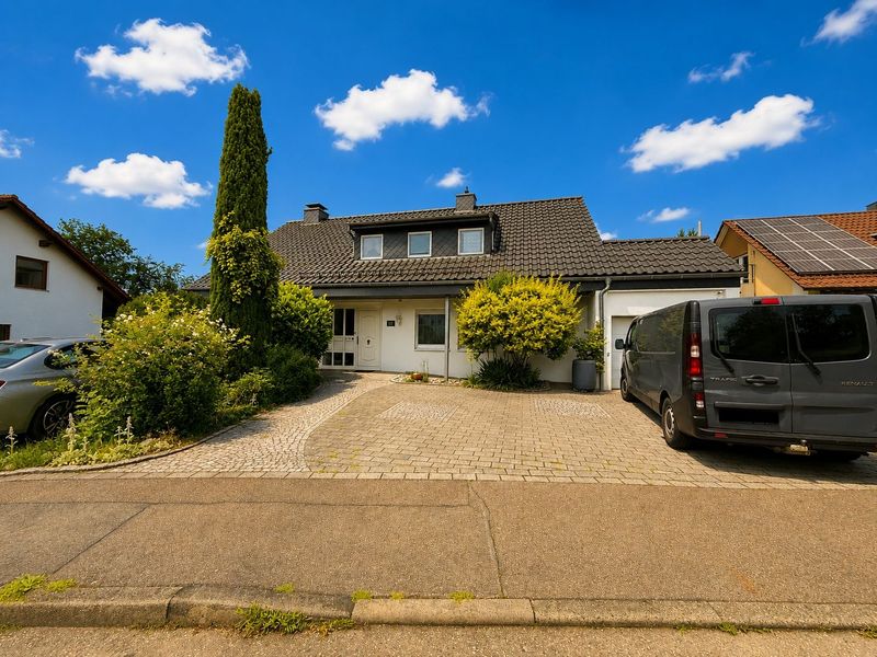*Wohnen in der Kreuzäckersiedlung – Großzügiges Zweifamilienhaus mit Naturblick*